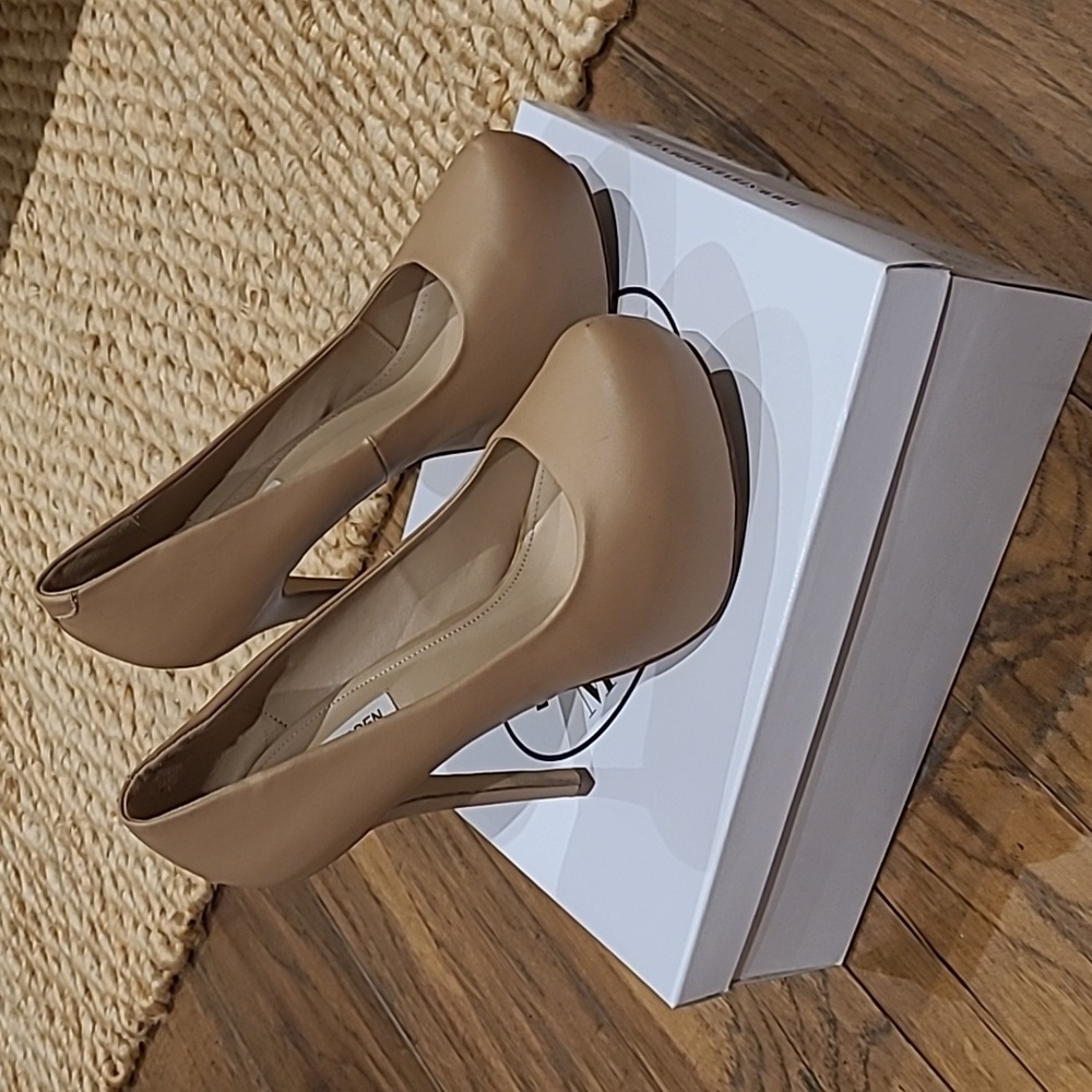 Steve Madden 9.5 Tan Heels